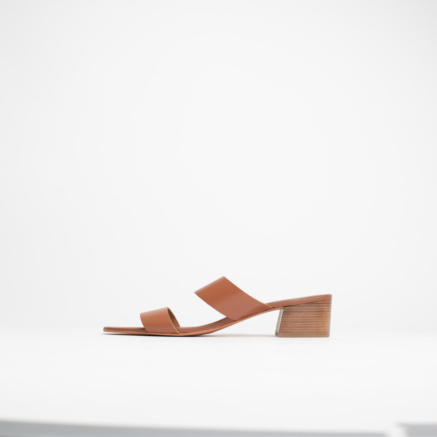 NAHELE sandales en cuir camel