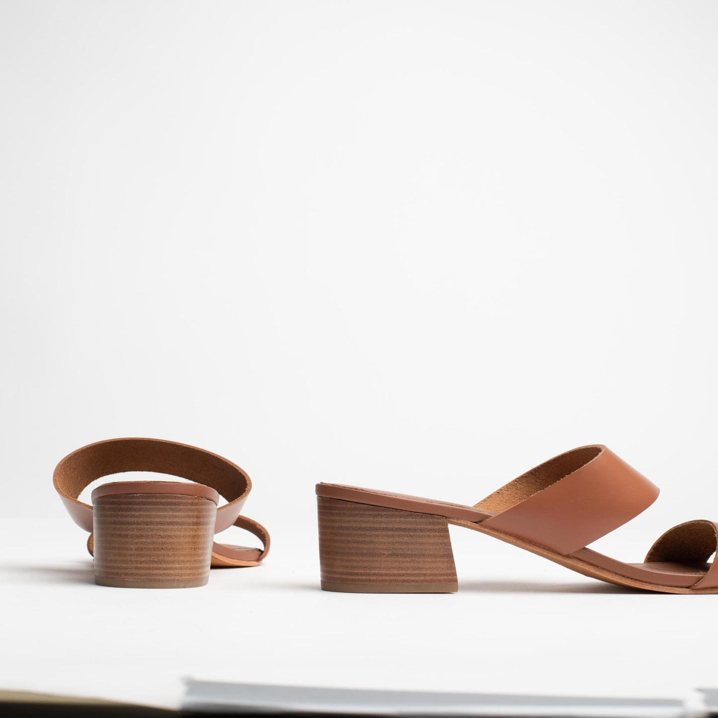 NAHELE sandales en cuir camel