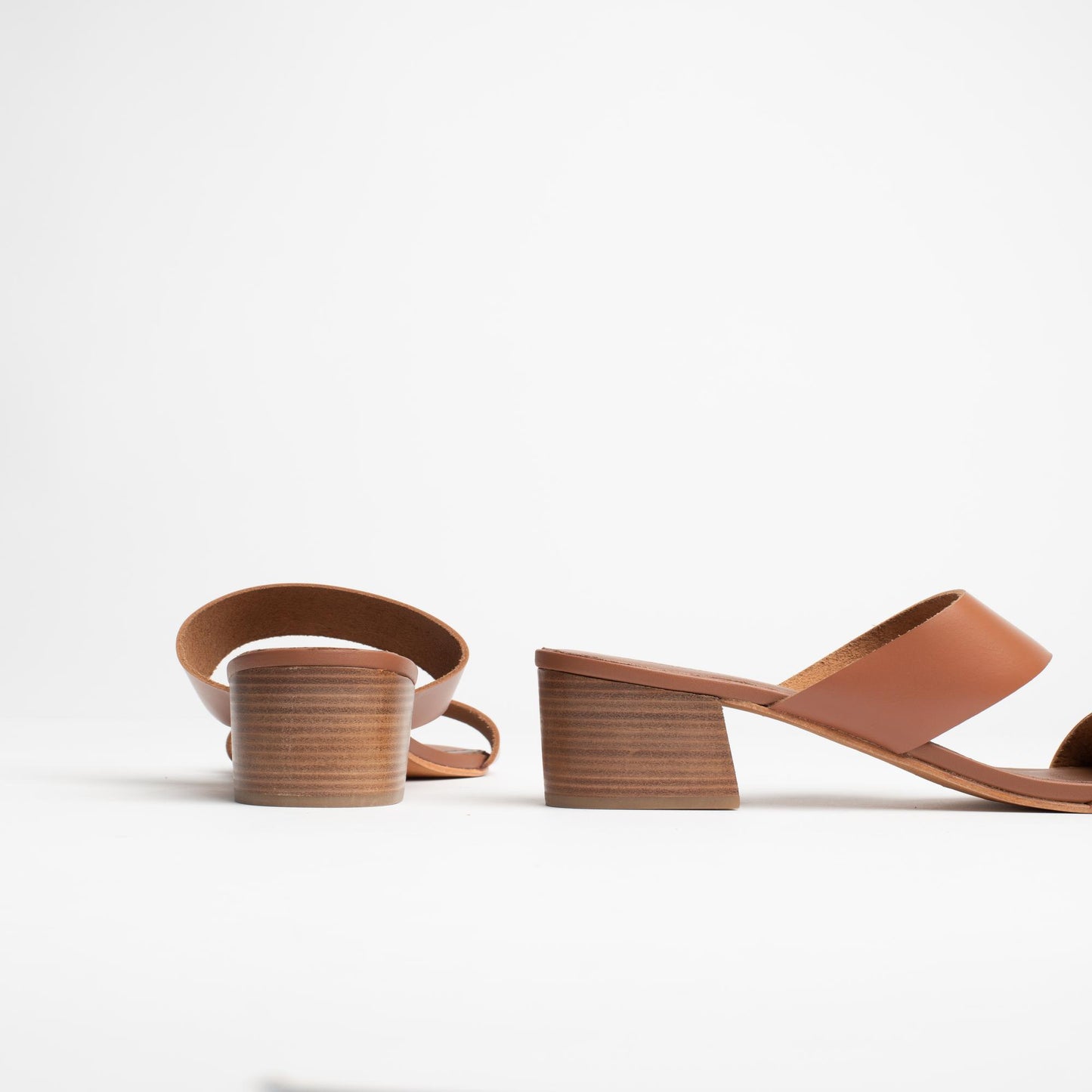 NAHELE sandales en cuir camel