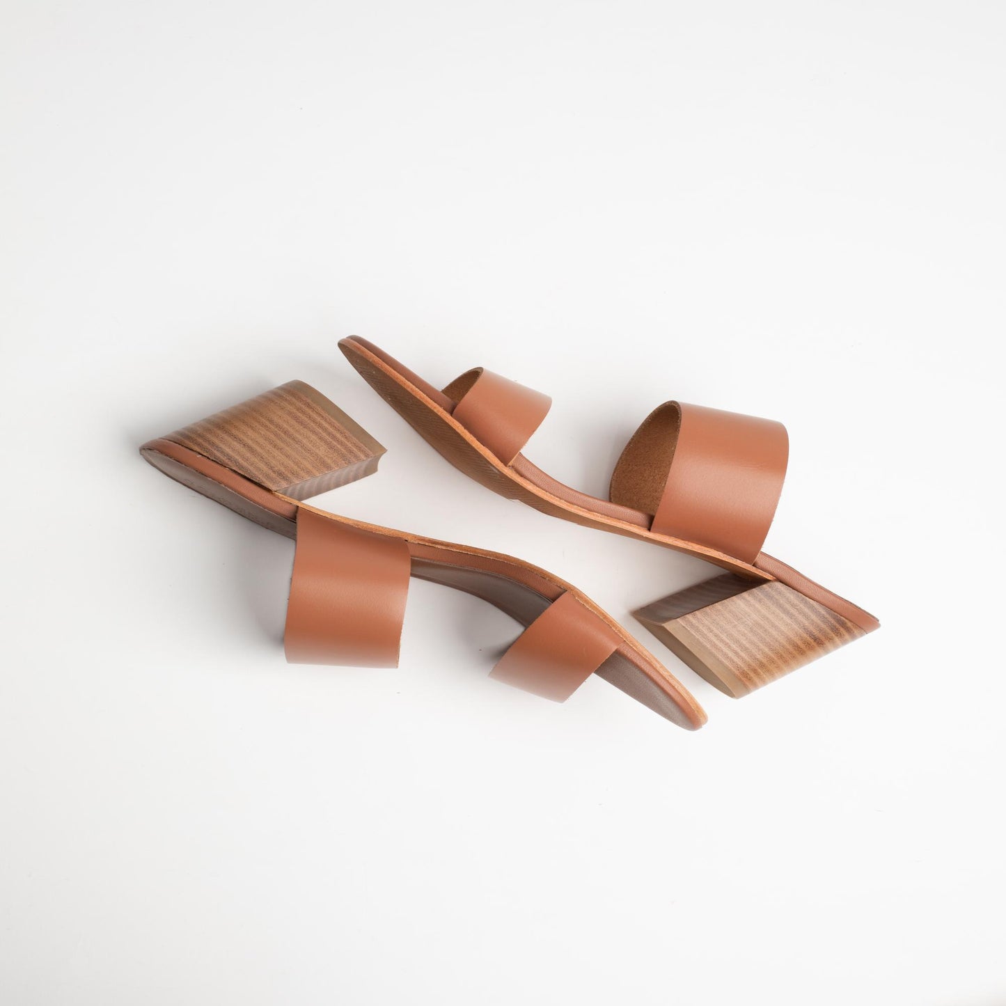 NAHELE sandales en cuir camel